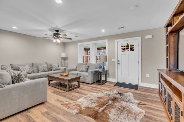 372 Lee Rd, Cottontown, TN 37048