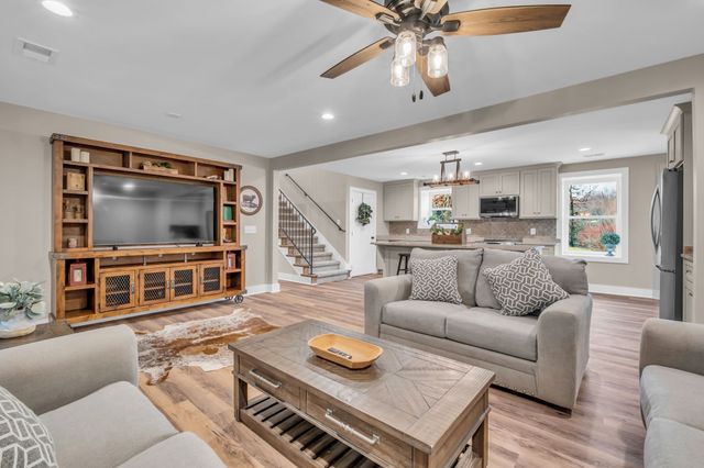 372 Lee Rd, Cottontown, TN 37048