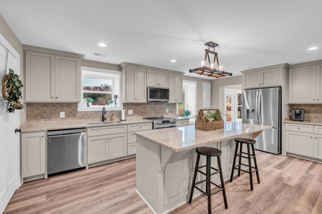 372 Lee Rd, Cottontown, TN 37048