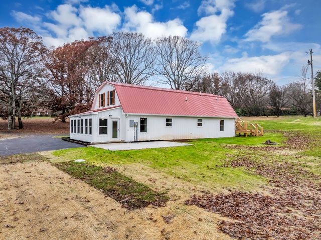 372 Lee Rd, Cottontown, TN 37048