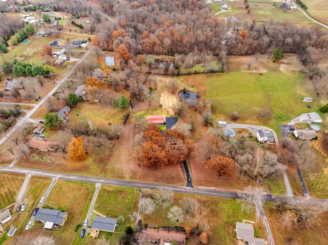 372 Lee Rd, Cottontown, TN 37048