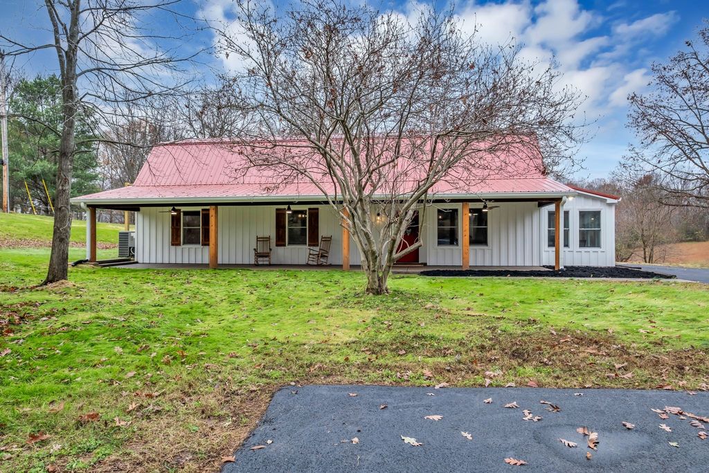 372 Lee Rd, Cottontown, TN 37048