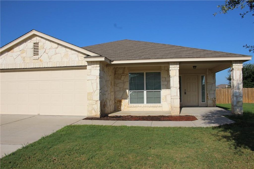 401 S Hunting Lodge LN, Bastrop, TX 78602