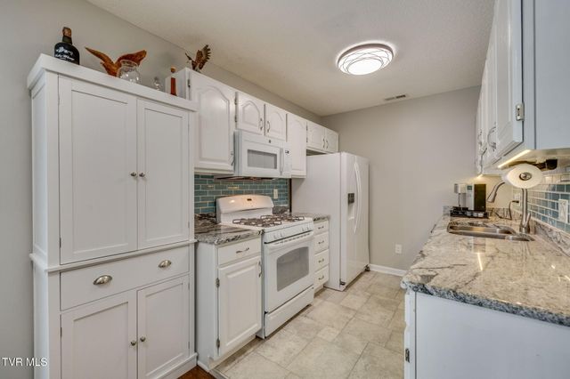 2700 Indian Ridge Road 4, Johnson City, TN 37604