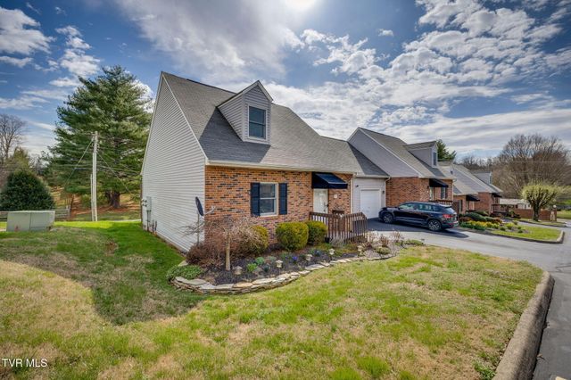 2700 Indian Ridge Road 4, Johnson City, TN 37604