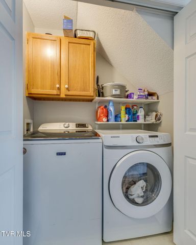 2700 Indian Ridge Road 4, Johnson City, TN 37604