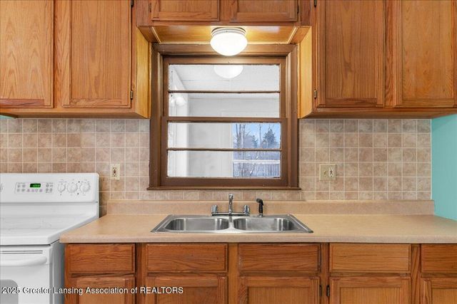 5620 Kaynorth Road, Lansing, MI 48911