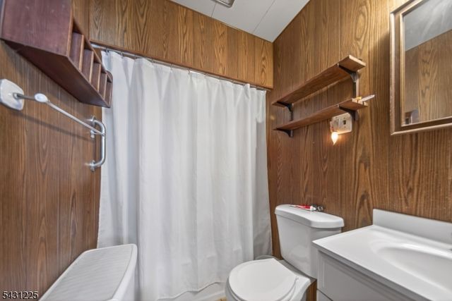180 Oxford Ave, Saddle Brook Twp., NJ 07663