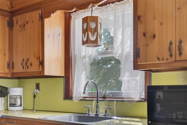 180 Oxford Ave, Saddle Brook Twp., NJ 07663