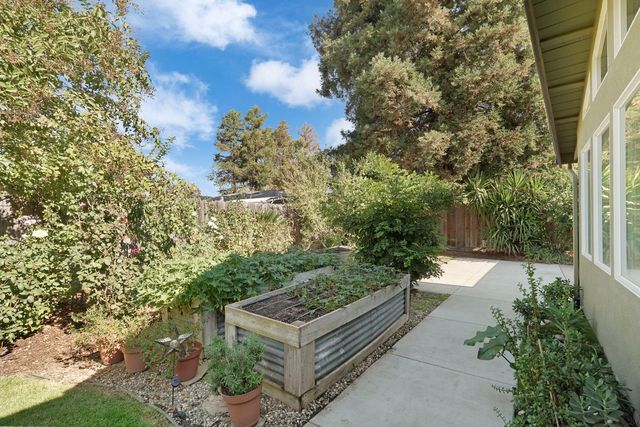 1813 Bannister Pl, Modesto, CA 95355