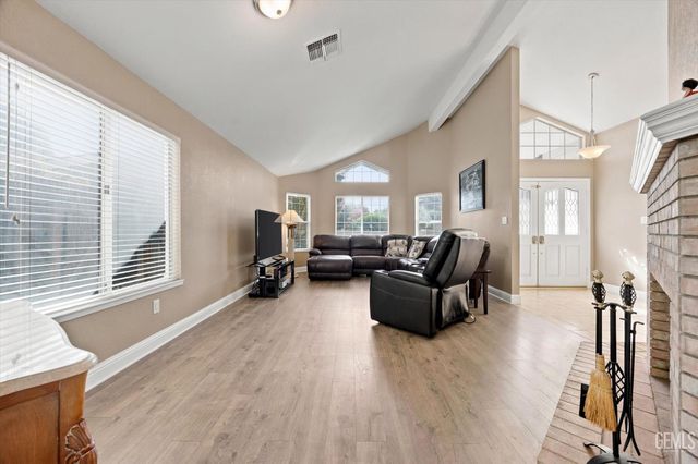 9412 Foxglen Court, Bakersfield, CA 93312