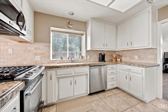 9412 Foxglen Court, Bakersfield, CA 93312