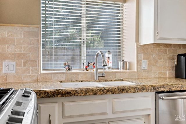 9412 Foxglen Court, Bakersfield, CA 93312