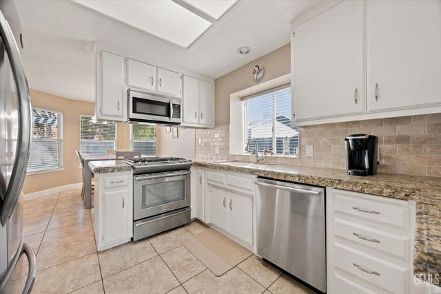 9412 Foxglen Court, Bakersfield, CA 93312