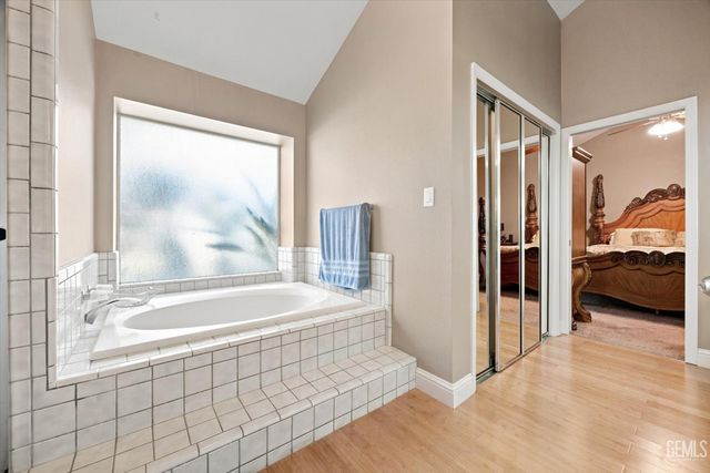 9412 Foxglen Court, Bakersfield, CA 93312