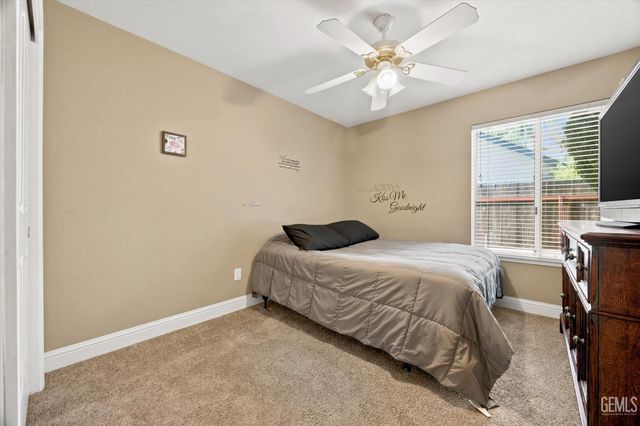 9412 Foxglen Court, Bakersfield, CA 93312
