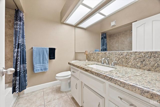9412 Foxglen Court, Bakersfield, CA 93312