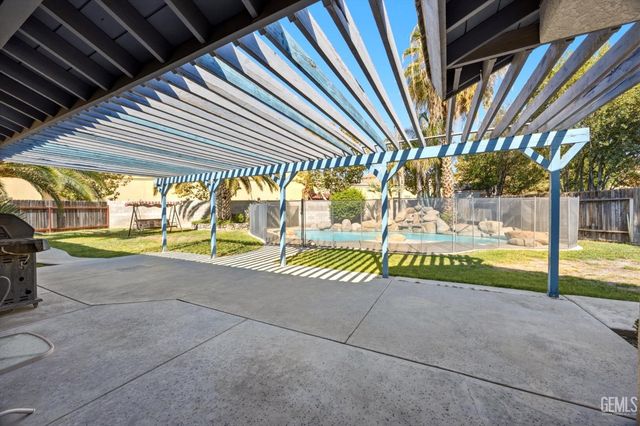 9412 Foxglen Court, Bakersfield, CA 93312