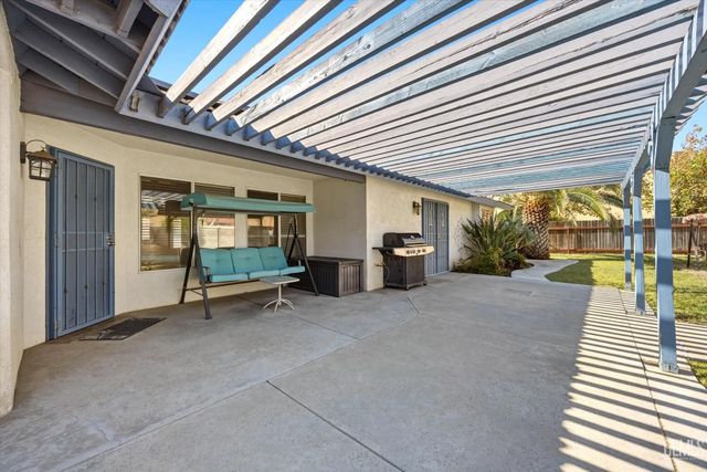 9412 Foxglen Court, Bakersfield, CA 93312
