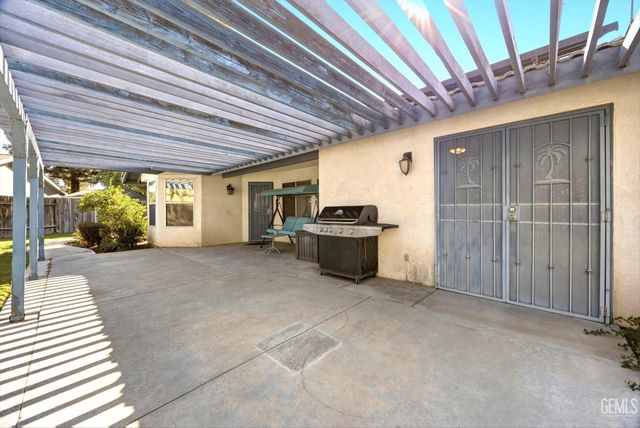 9412 Foxglen Court, Bakersfield, CA 93312