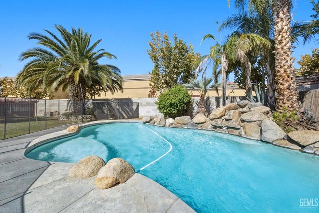 9412 Foxglen Court, Bakersfield, CA 93312