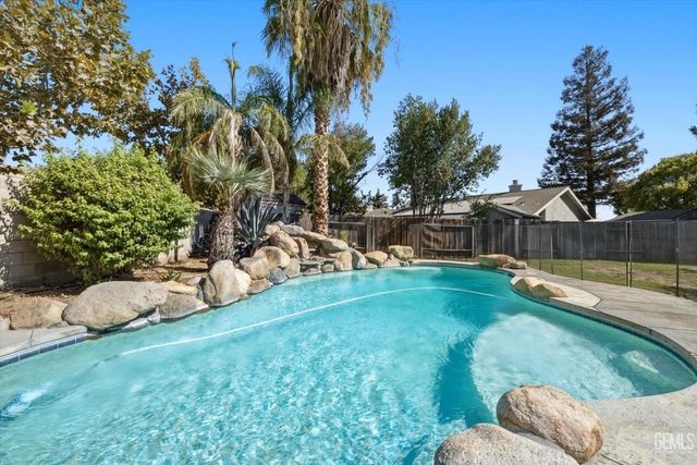 9412 Foxglen Court, Bakersfield, CA 93312