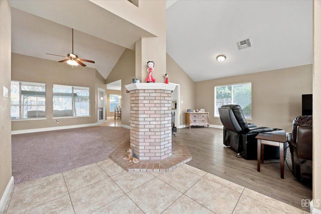 9412 Foxglen Court, Bakersfield, CA 93312
