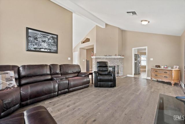 9412 Foxglen Court, Bakersfield, CA 93312