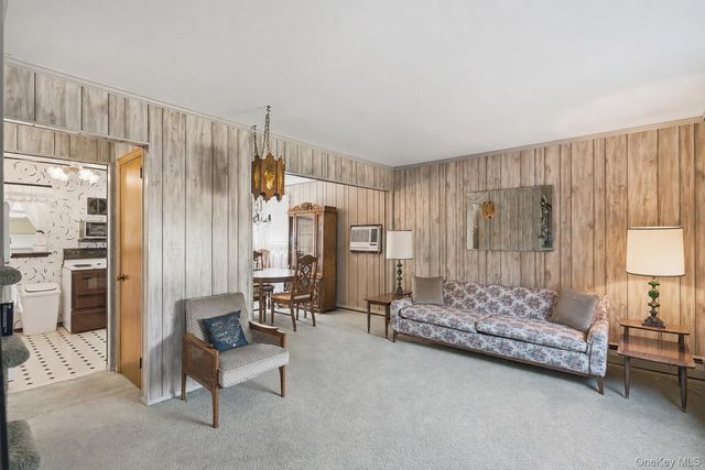 695 Eileen Court, Franklin Square, NY 11010