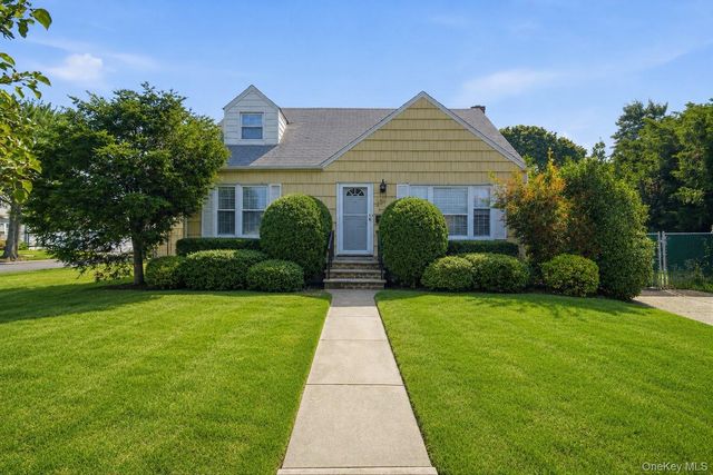 695 Eileen Court, Franklin Square, NY 11010