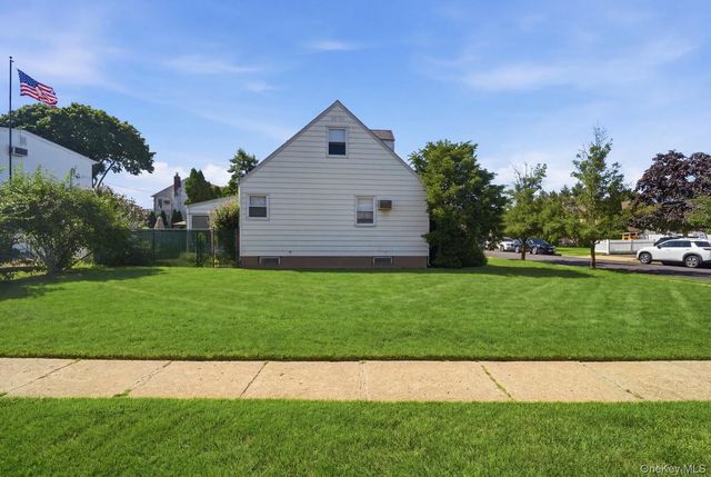 695 Eileen Court, Franklin Square, NY 11010