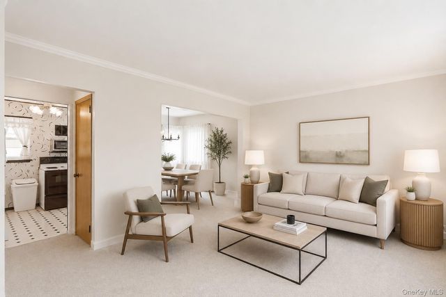 695 Eileen Court, Franklin Square, NY 11010