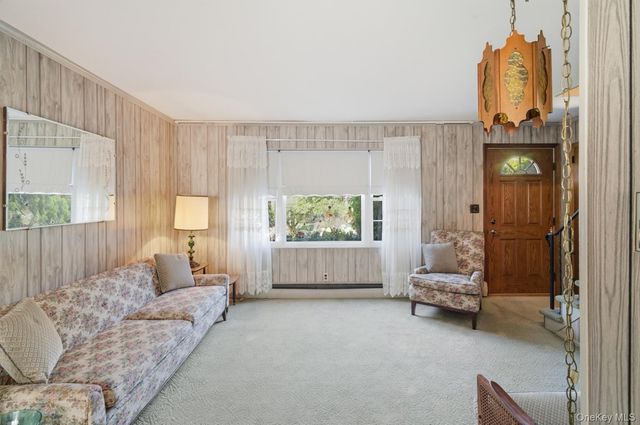 695 Eileen Court, Franklin Square, NY 11010