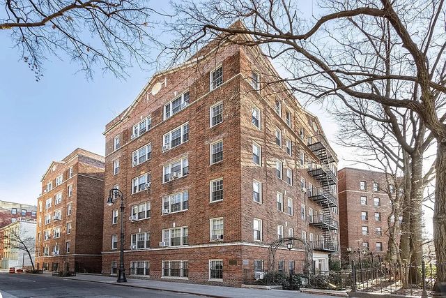 25 Minetta Ln Apt 1F, New York City, NY 10012