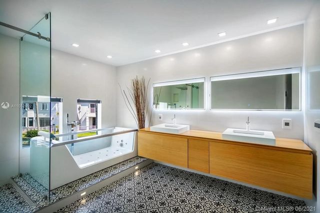 20824 NE 30th Place, Aventura, FL 33180