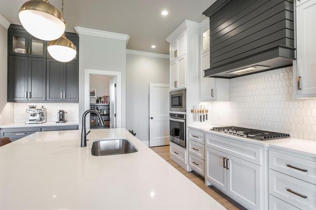 10028 Lacewood Drive, Edmond, OK 73025