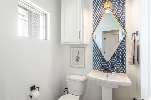 10028 Lacewood Drive, Edmond, OK 73025