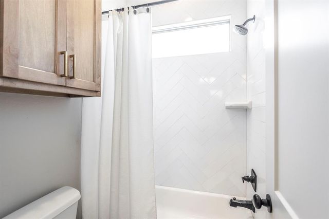 10028 Lacewood Drive, Edmond, OK 73025