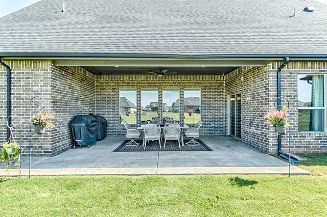 10028 Lacewood Drive, Edmond, OK 73025