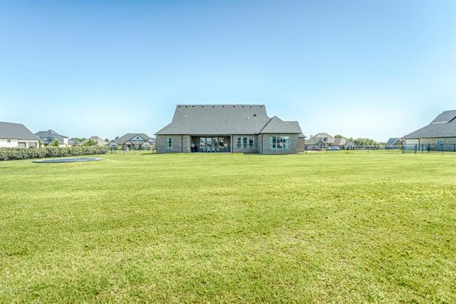 10028 Lacewood Drive, Edmond, OK 73025