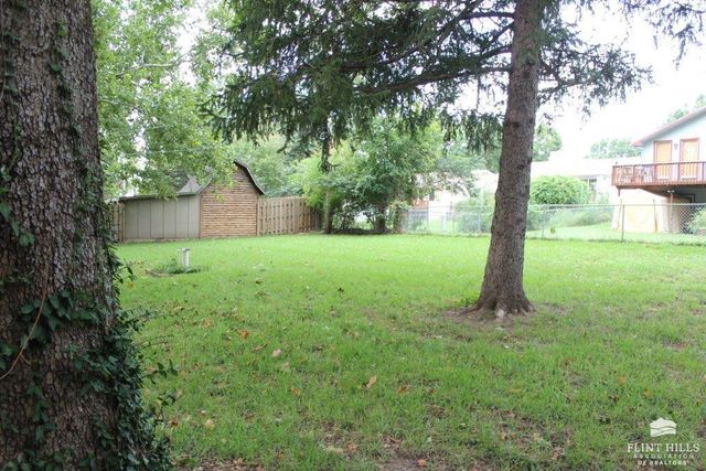 1137 Meadowbrook Lane, Manhattan, KS 66503