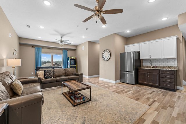 128 Chateau Mountain Court, Branson, MO 65616