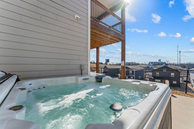 128 Chateau Mountain Court, Branson, MO 65616