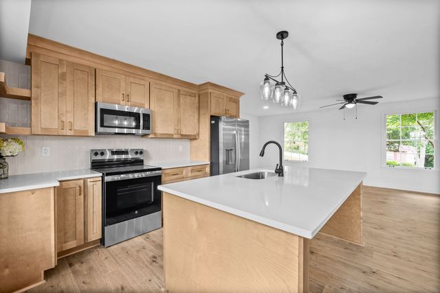 916 Beacon Dr, Clarksville, TN 37043