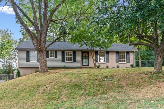 916 Beacon Dr, Clarksville, TN 37043