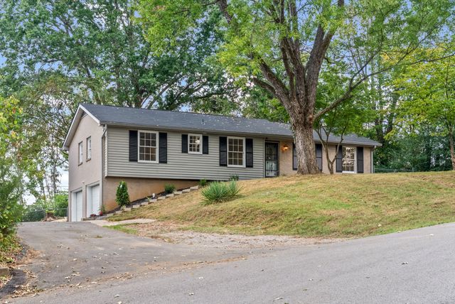 916 Beacon Dr, Clarksville, TN 37043