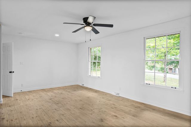 916 Beacon Dr, Clarksville, TN 37043
