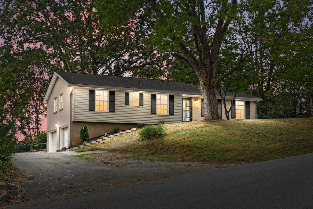 916 Beacon Dr, Clarksville, TN 37043