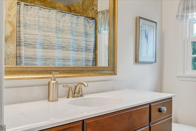 21 Queen Regent CT, Blue Ridge, VA 24064
