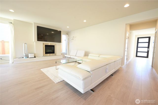 16327 25th St E, Lake Tapps, WA 98391